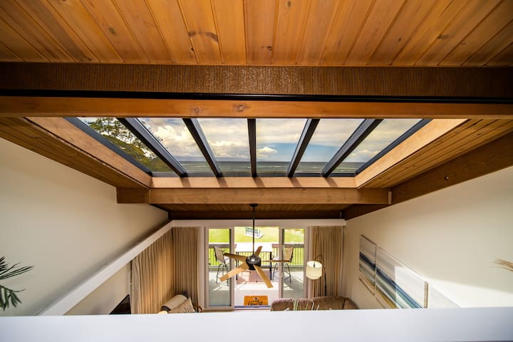 Oceanfront View-Balcony-Pool: Kahana Outrigger 3B1 gallery image 4