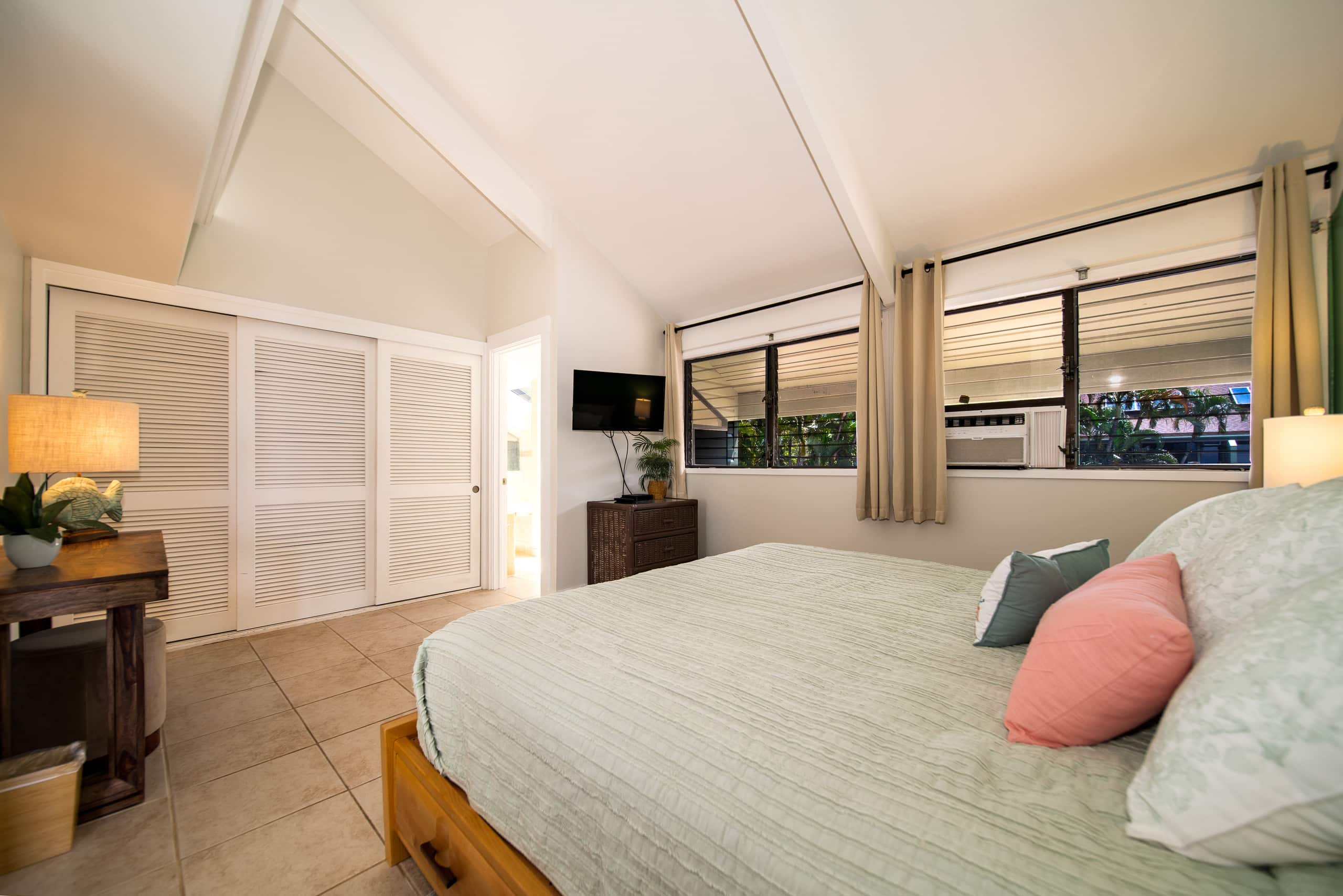 Condo in Lahaina · ★4.97 · 3 bedrooms · 5 beds · 2 private baths - Image 17