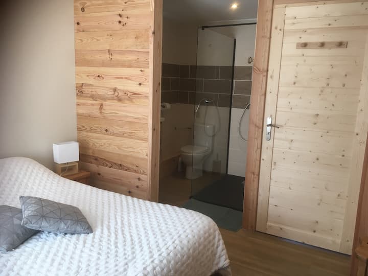 Dormitorio 2 ESTE y su baño
habitación con 2 camas individuales posibilidad de convertir la cama en una cama doble grande. ¡Avisarnos con antelación!