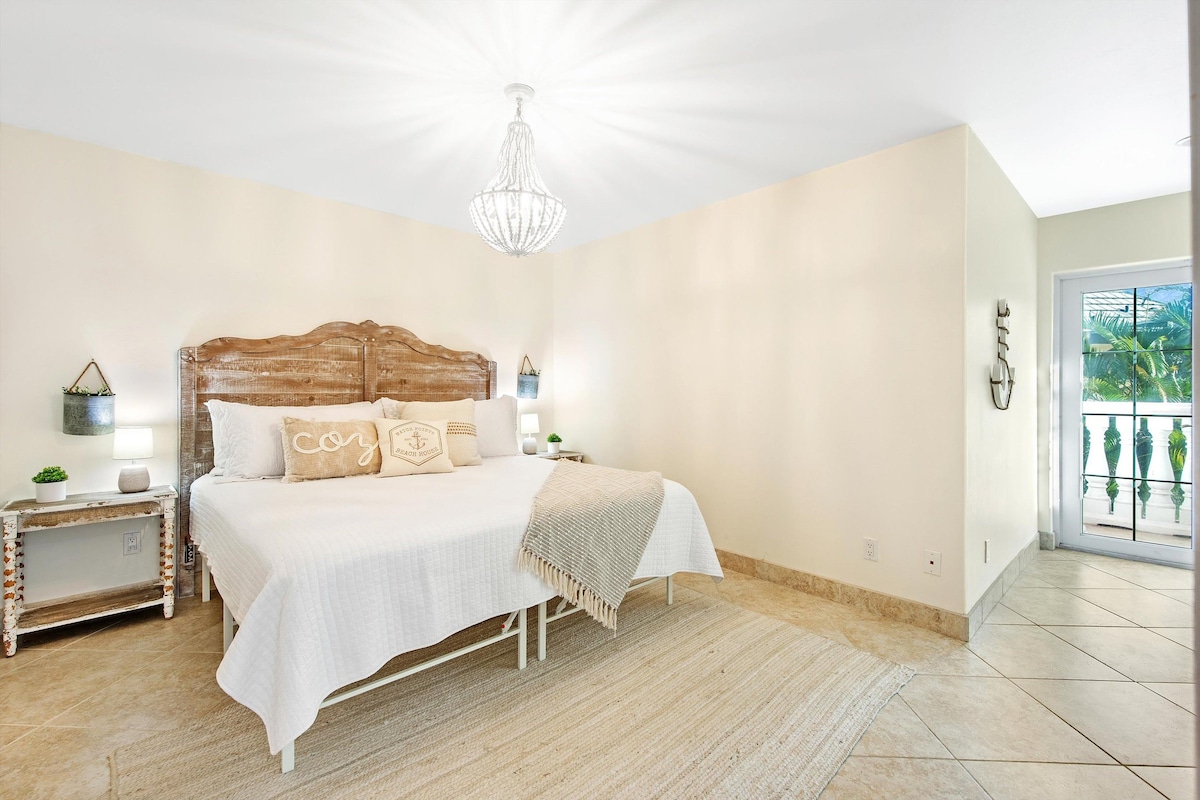 Spavaća soba s bračnim krevetom i malim balkonom