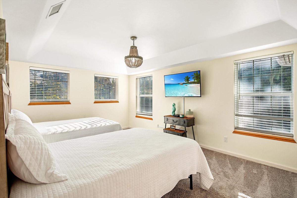 Spavaća soba s dva bračna/bračna kreveta