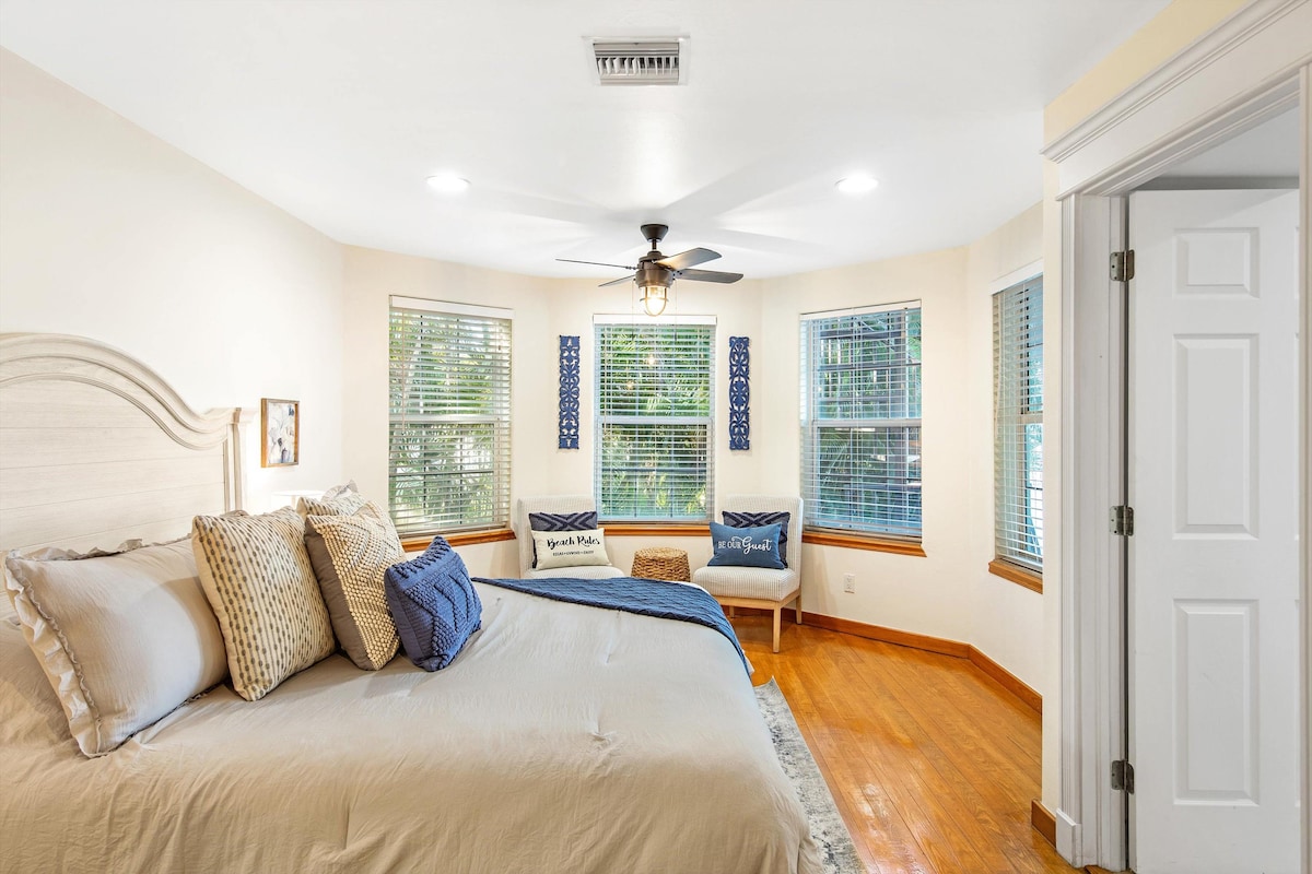 Spavaća soba s bračnim krevetom i pripadajućom kupaonicom