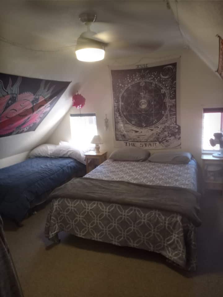 سريران كبيران في هذه الغرفة الآن.