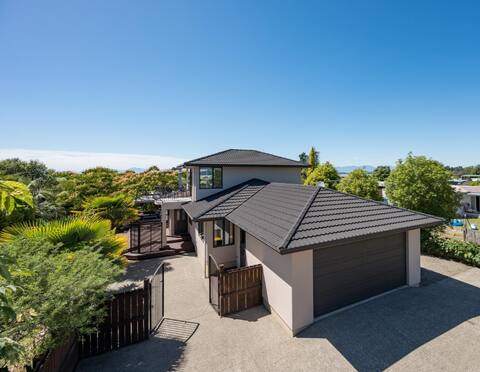 Relax in Sunny Motueka, 4 Bdrm, near Abel Tasman