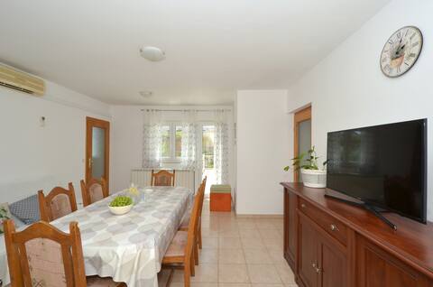 Popular Airbnb listing: Sunshine House near the Sea 1 in Kaštel Novi