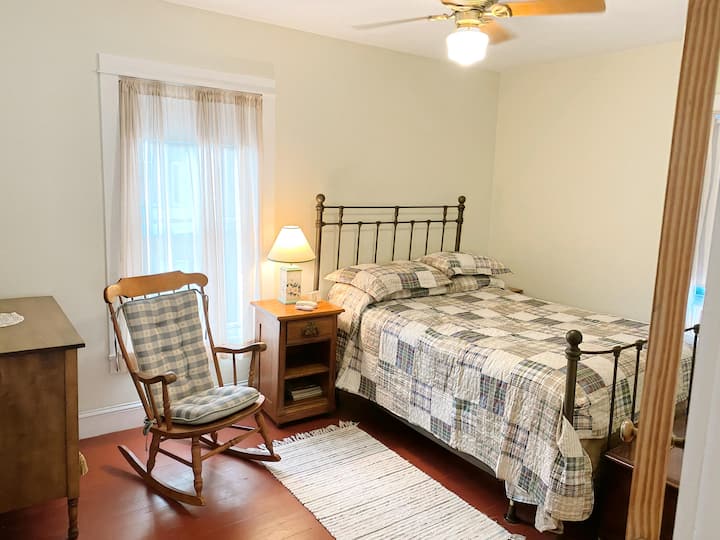 Dormitorio con cama tamaño queen.