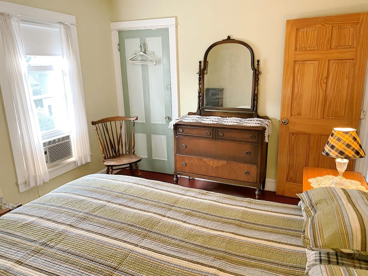 Dormitorio con cama tamaño queen.