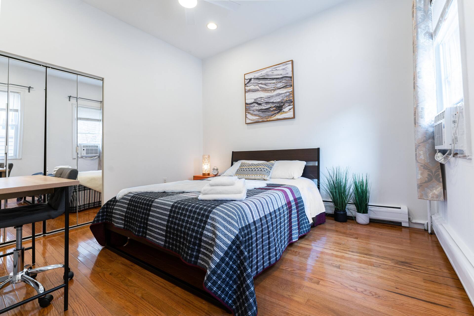 Quiet 2 bedroom Apt/WIFI/Working Desk/NYC one stop