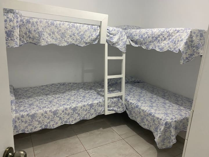 Ina vyumba 2 vya familia vyenye vitanda 4 vya ukubwa wa malkia kila kimoja, kiwango cha kwanza na nusu cha mraba na kiwango cha pili cha mraba. Vyumba vyote vilivyo na kabati na televisheni.