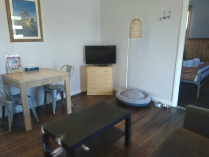 Дори имаме място, където пухкавият ви приятел да се храни и да спи.