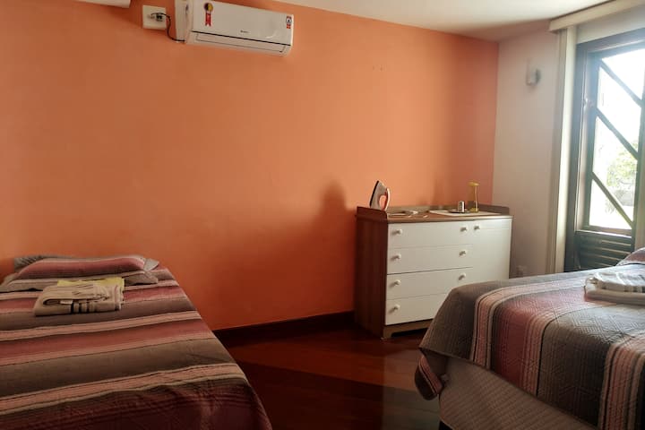 Chumba 1 cha kulala cha ghorofa ya chini. Kitanda 1 cha mtu mmoja na kitanda 1 cha watu wawili.