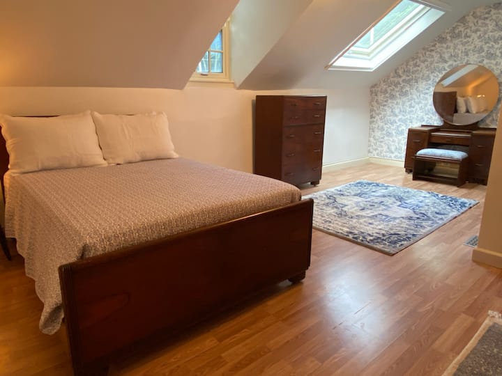 Таванът на Quarrymaster Suite със сянка и екран осигурява красива светлина, идеална за използване на суетата