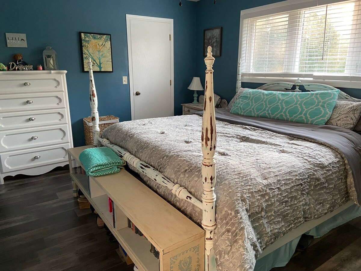 غرفة نوم أساسية مع حمام ملحق. سرير بمقاس كبير. 