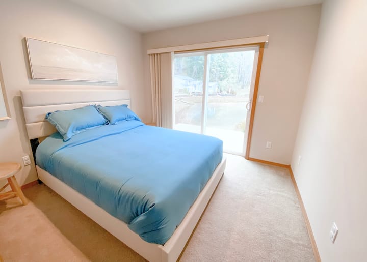 חדר שינה 3 עם דלת הזזה פרטית שמובילה למרפסת.