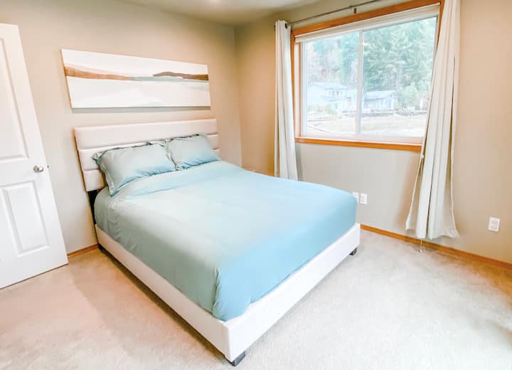 חדר שינה 2 עם דלת הזזה פרטית שמובילה למרפסת.