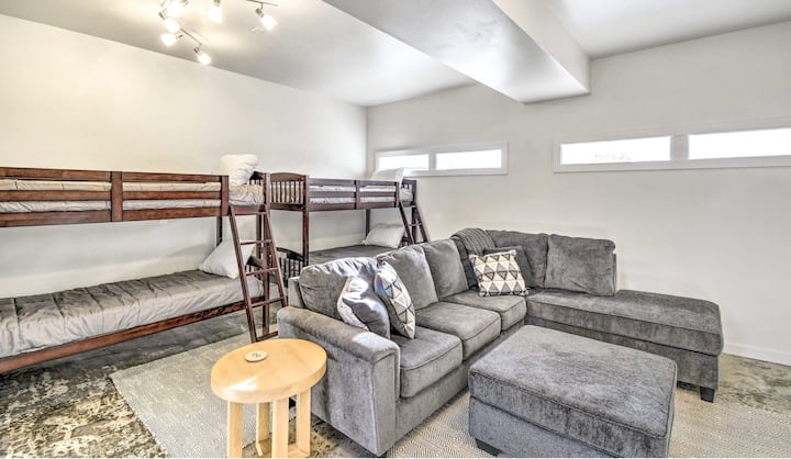 חדר בונוס/חדר שינה עם מיטות, ספה נוחה וטלוויזיה חכמה.