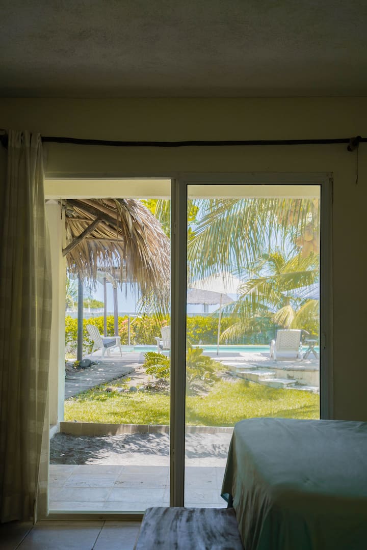 נוף מבפנים לארגז החול ולגינה.  חלום תוך כדי האזנה לילדים משחקים בארגז החול.