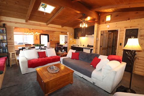 Spacious 2 bedroom cabin / PET FRIENDLY Modernized