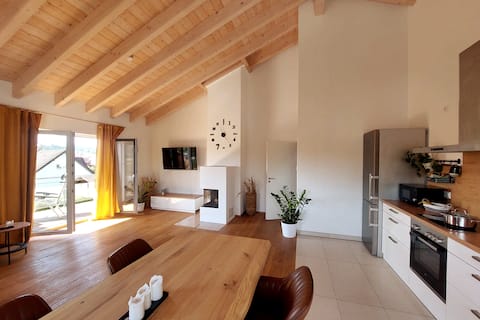 Benediktenwand Loft 2, mountain & lake, fireplace