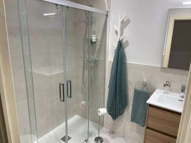 Junto a la playa de Ondarreta, parking opcional gallery image 4