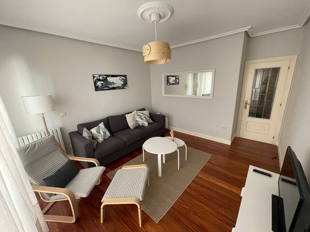 Junto a la playa de Ondarreta, parking opcional gallery image 2