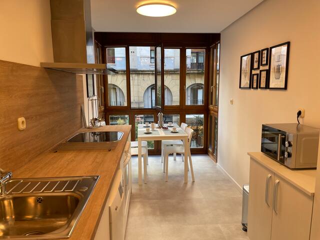 Junto a la playa de Ondarreta, parking opcional gallery image 3