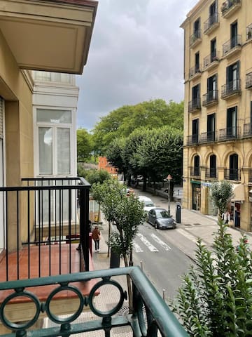 Junto a la playa de Ondarreta, parking opcional