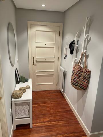 Junto a la playa de Ondarreta, parking opcional gallery image 5