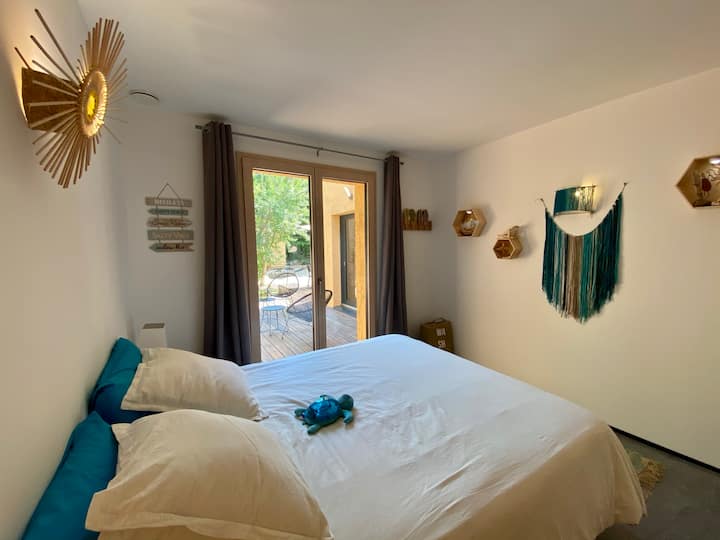 Dhomë plazhi me dekor frymëzues dhe unik, e bërë në shtëpi me dru, dollapë të mëdhenj, qasje e drejtpërdrejtë në tarracën e paprekur për një zgjim të qetë