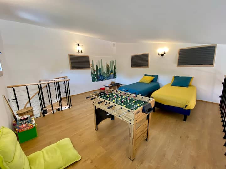 Lart, qoshja e fëmijëve...dhe të moshuarit! Mezzanine e bukur e pajisur me 2 krevate tek, një tavolinë të vogël leximi, lojëra tavoline, vizatime dhe një tavolinë me shumë lojëra foosball, bilardo, shuffleboard, lojëra zonjash....