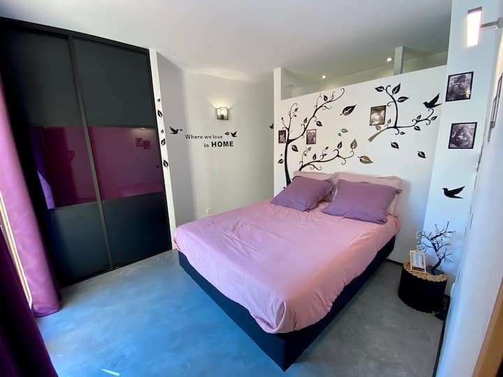 Dhomë e bollshme, dekor shtëpiak, krevate, dyshekë dhe baza krevati me cilësi profesionale, dollap i madh dhe banjë brenda dhomës