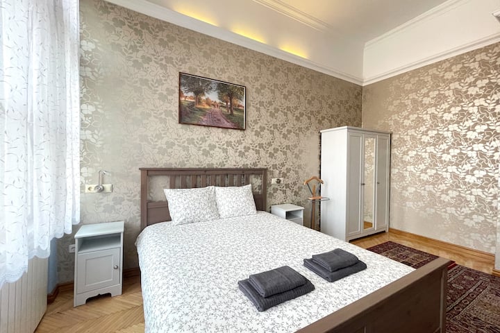 A Combination Of Classic&luxury Apartment - Budapest