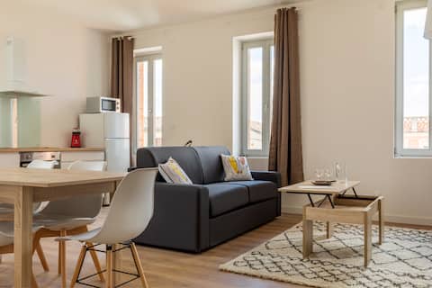 Spacious Downtown Apartment – Parking