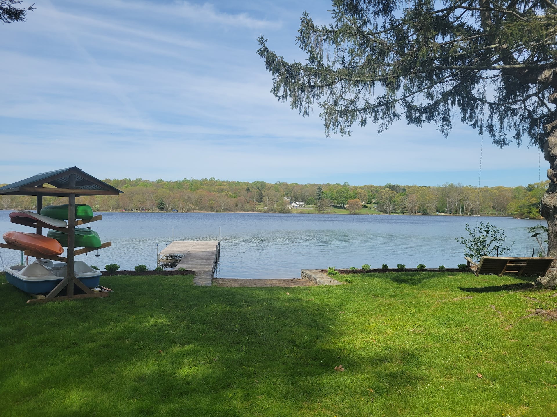 Direct Waterfront Cottage on Moodus Reservoir.