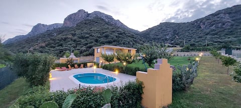 Detached house with exclusive use of pool