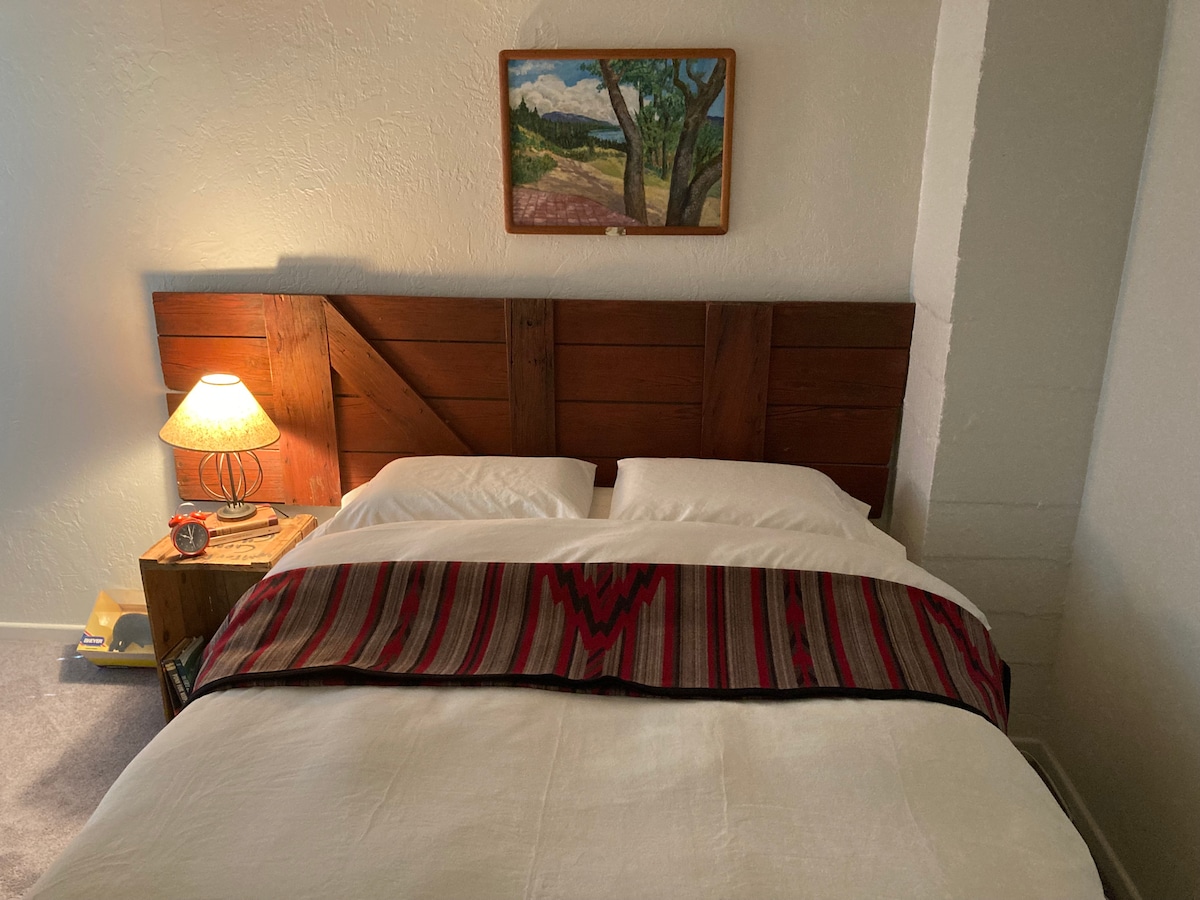 chumba cha kulala cha malkia kwa wageni wa ziada