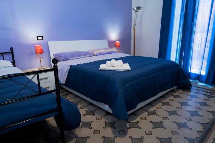 виолетова стая (с ексклузивна баня извън стаята)