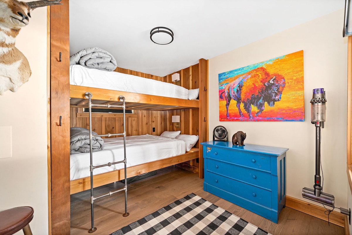 Upande wa chini wa barabara ya gari una ukubwa kamili.