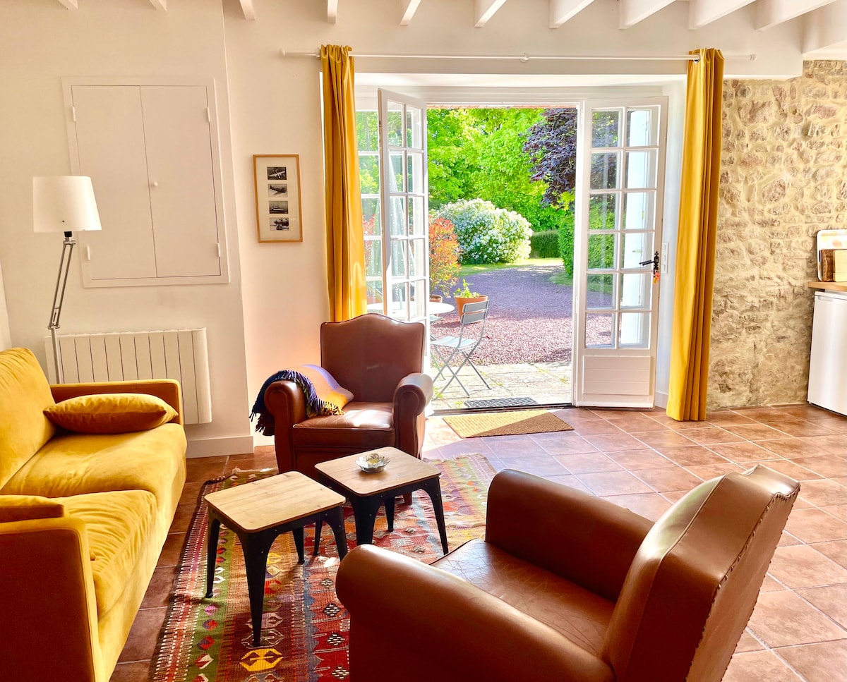 le salon avec vue sur le jardin