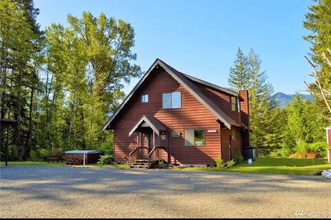Mountain Cabin-King on main-Private Hot Tub