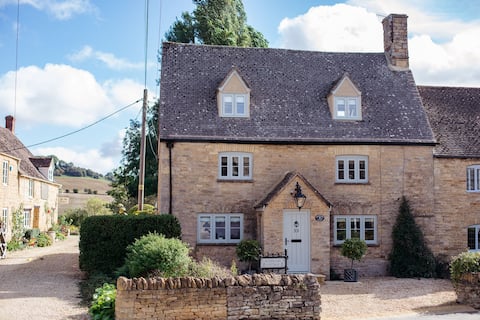 Cotswold Cottage full of character - 4 bedrooms