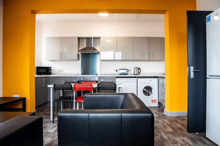 Modern 8 Bedroom - All En-suite With Free Parking - Filey