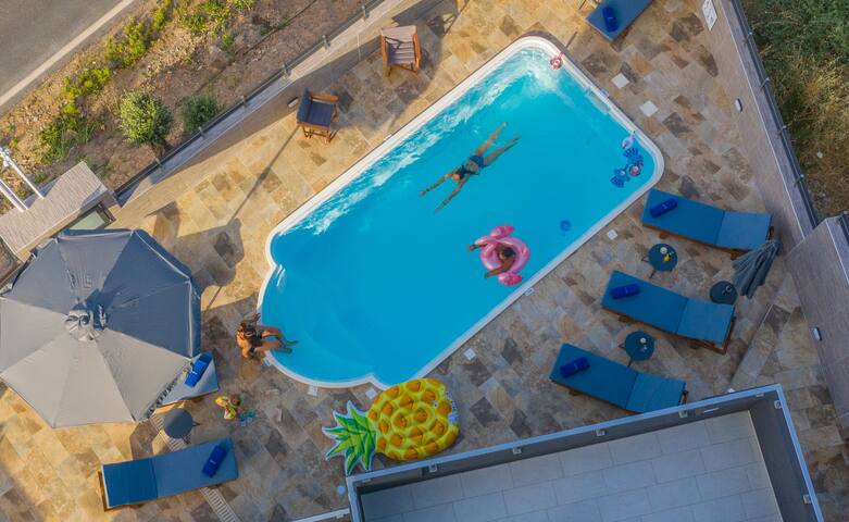 Elmaky Seaview 3floor Villa gallery image 2