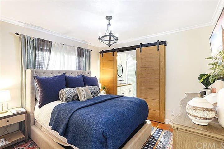 غرفة نوم رئيسية بحمام ملحق