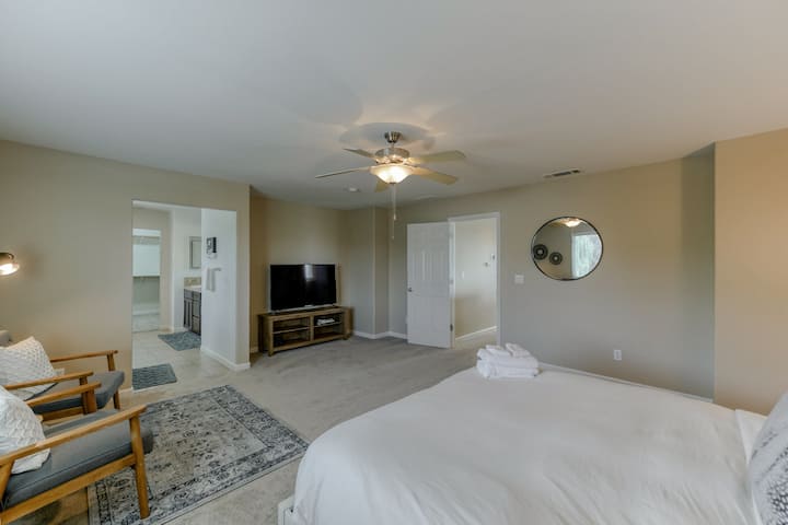 ห้องนอน 3: ห้องมาสเตอร์สวีทมีมุมอ่านหนังสือสมาร์ททีวีขนาด 55 "อ่างอาบน้ำเต็มรูปแบบและตู้เสื้อผ้าแบบวอล์กอินขนาดใหญ่พิเศษ