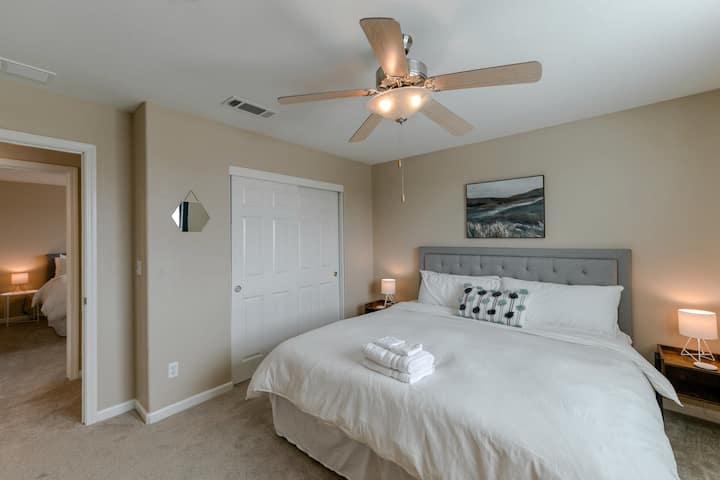 ห้องนอน 5: เตียงคิงไซส์ชั้นบนพร้อมตู้เสื้อผ้าขนาดใหญ่