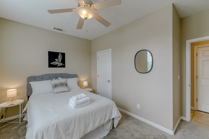 ห้องนอน 1: เตียงควีนไซส์ชั้นล่างพร้อมตู้เสื้อผ้าขนาดใหญ่