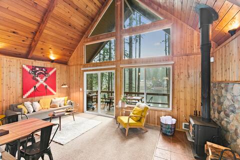 Private Lakefront A-Frame Cabin: HS Wifi&King Bed
