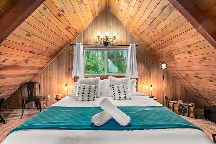 Cozy King sized bed in the loft. Brand new 2021 mattresses and pristine linens.