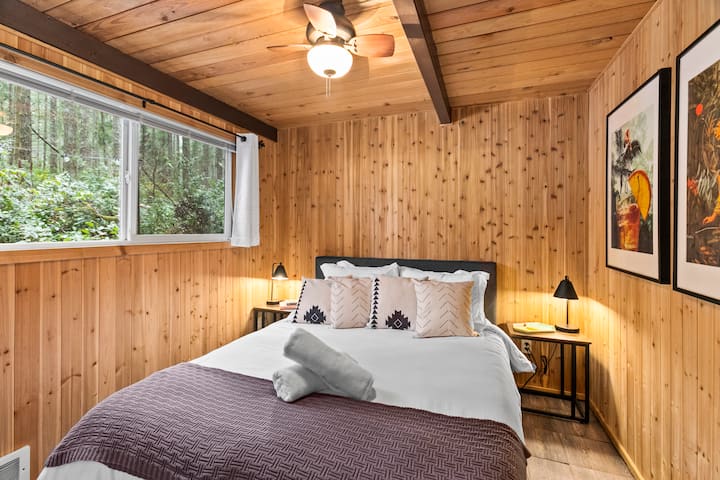 Ground floor bedroom has Queen bed with new 2021 mattress.